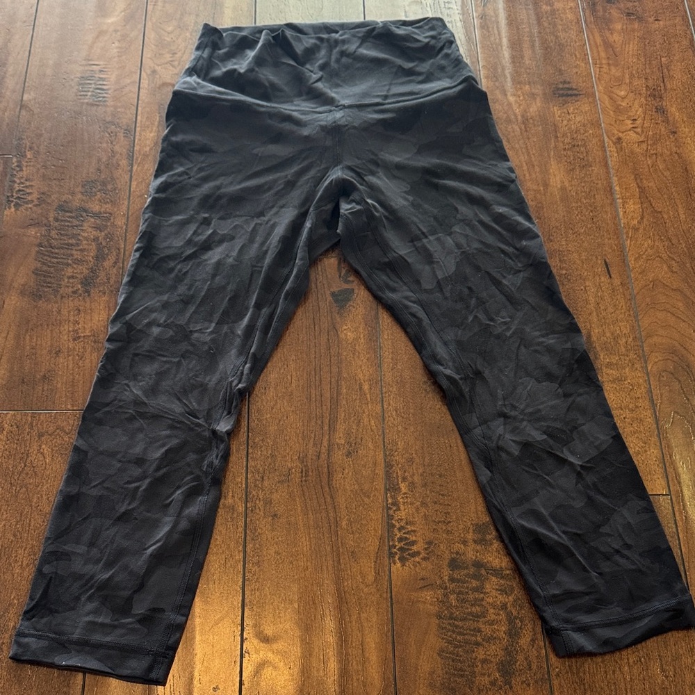 Iululemon Align™ High-Rise Crop 21" black camo size 6